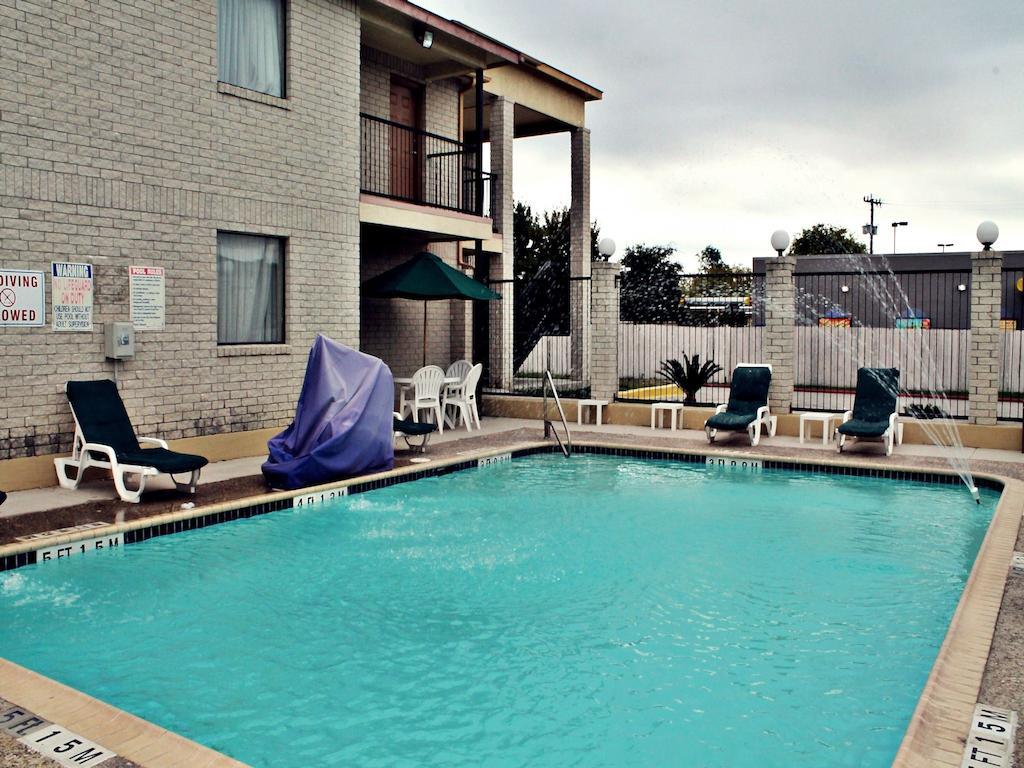 Super 8 By Wyndham San Antonio At I-10 Motel Exterior foto